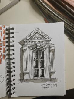 Sketch by Emma Riney of a doorway in Verona. 